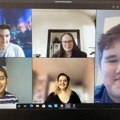 Five Students chat on a teams meeting.