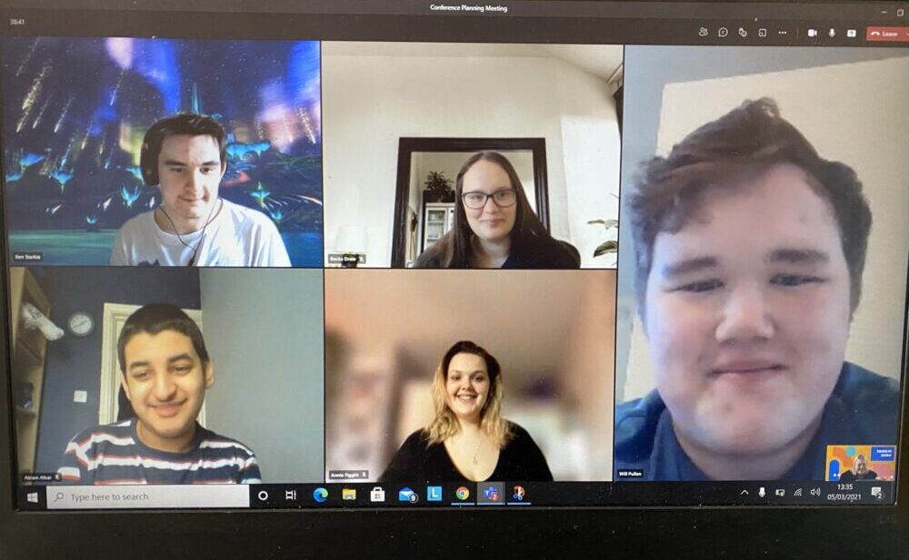 Five Students chat on a teams meeting.