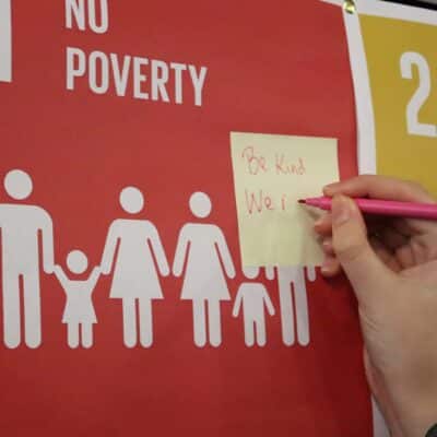 College sustainability pledge - be kind post-it note