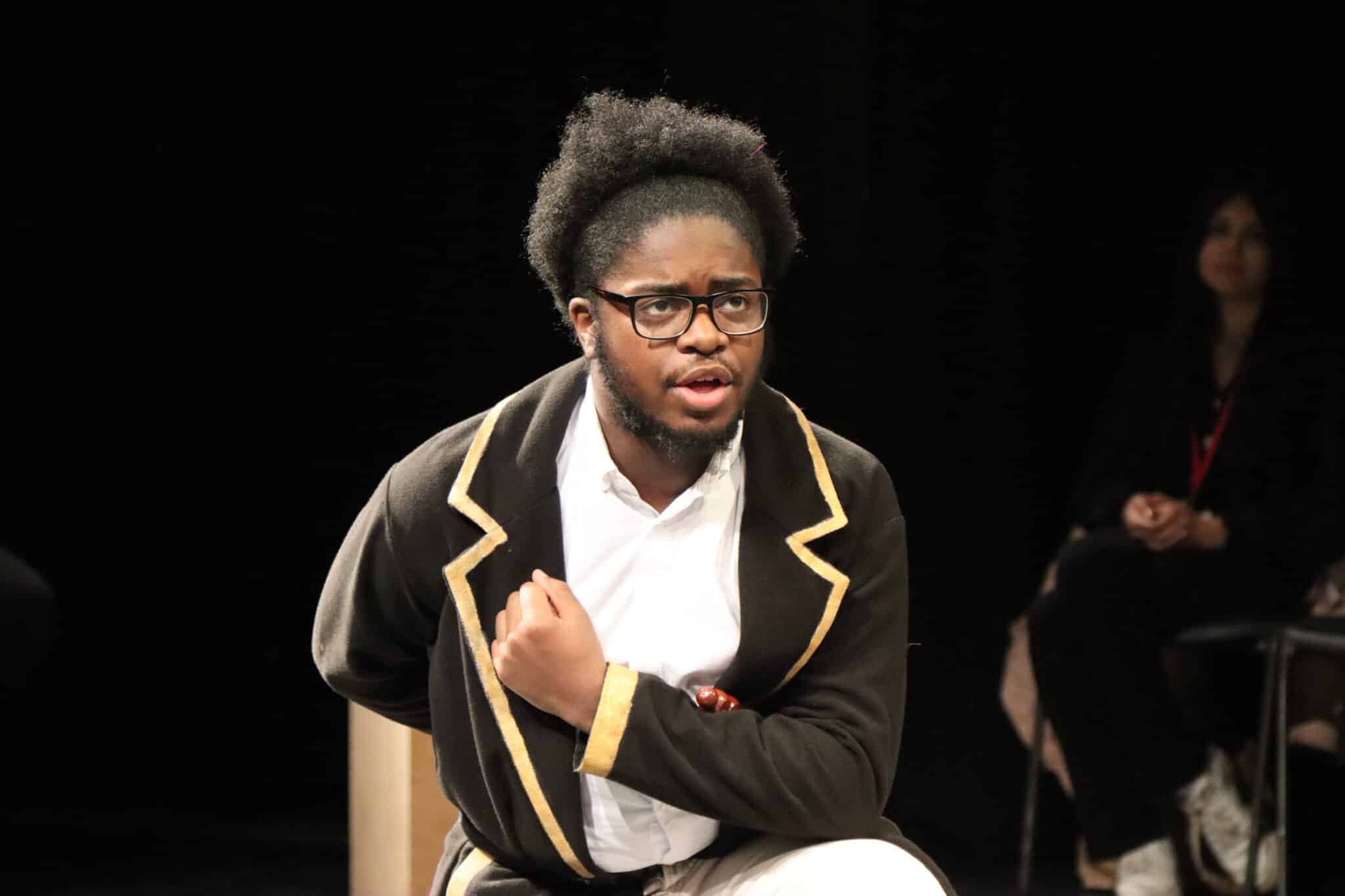 Actor kneeling Denadre