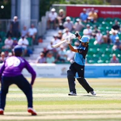 2 people playing cricket
